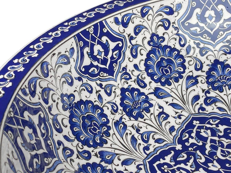 Dekorative Keramik mit blauem Blumenmuster