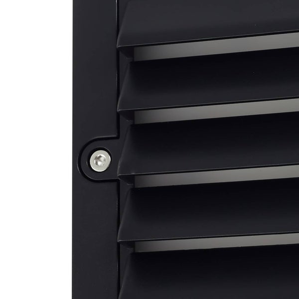 Detailansicht eines schwarzen Lüftungsgitters mit feststehenden Lamellen und einer Befestigungsschraube.