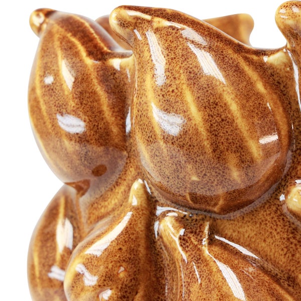 Detailaufnahme eines glänzenden Keramikobjekts mit geprägten Tropfenmustern und gesprenkelter Glasur.