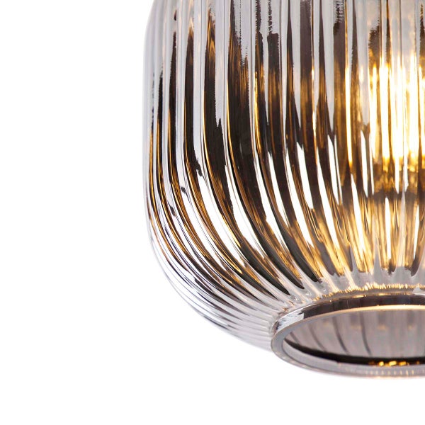 Detail einer geriffelten Glasleuchte