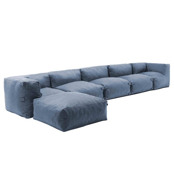 Modulares Sofa aus Stoff in L-Form mit Hockerelement und Verbindungsschnallen.