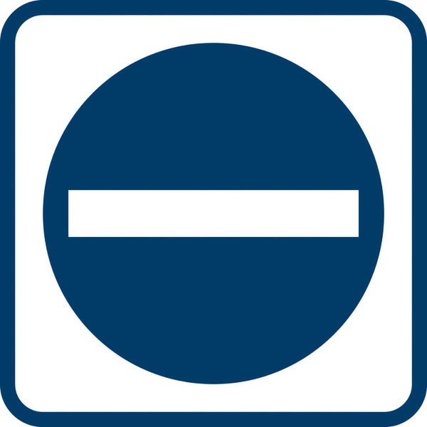 Schere schneidet ein kleines Metallobjekt.