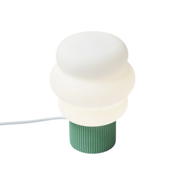 Tischleuchte mit grünem geriffeltem Sockel und weißem, gestuftem Glasschirm.