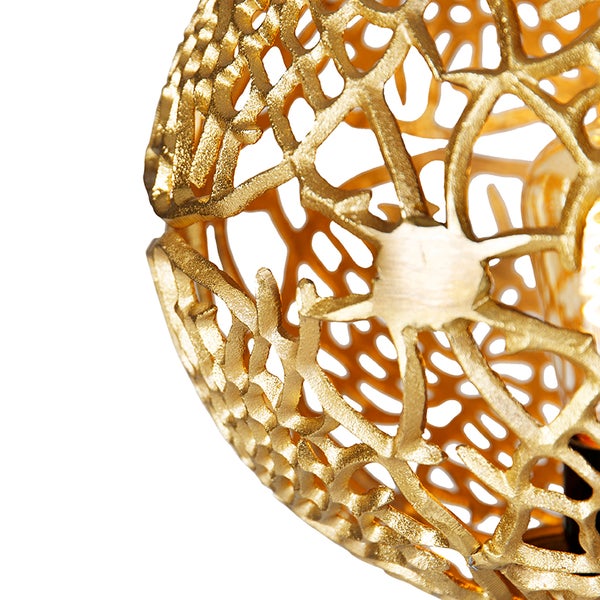 Nahaufnahme einer goldenen, sphärischen Lampe mit offenem Design