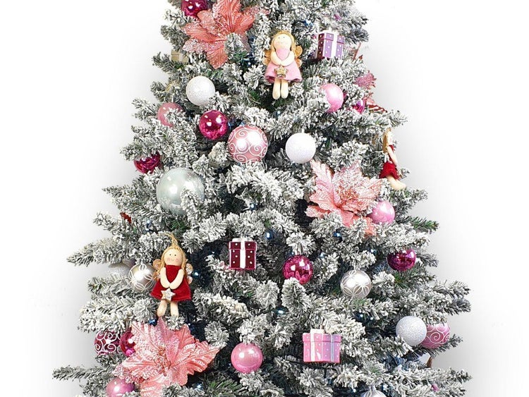 Geschmückter künstlicher Weihnachtsbaum mit Schneeoptik, dekoriert mit Weihnachtskugeln, Geschenkanhängern, Engelfiguren und Blumen.