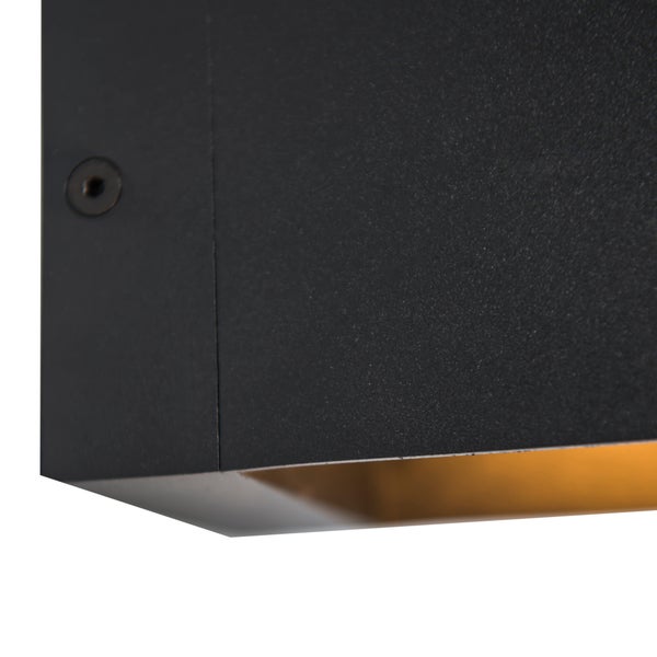 Detailaufnahme einer schwarzen Außenleuchte.