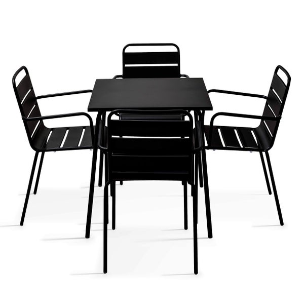 Schwarzes Gartenmöbel Set bestehend aus einem quadratischen Tisch und vier Stapelstühlen mit Armlehnen aus Metall.