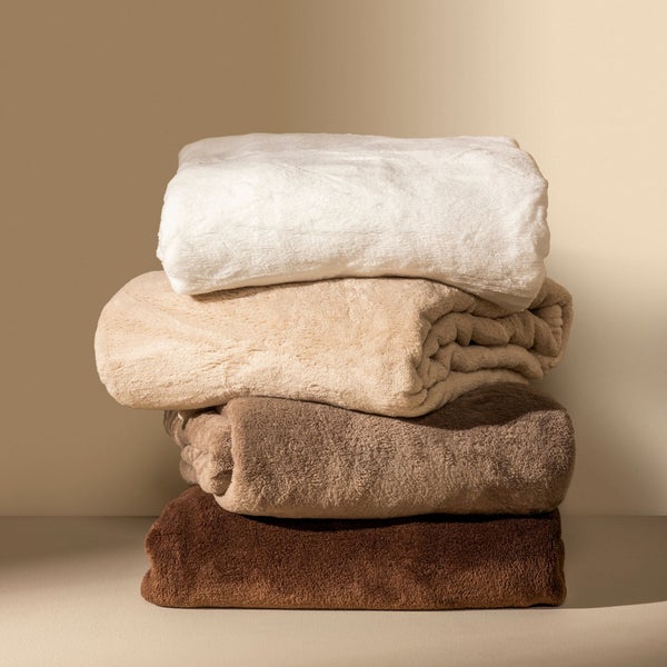 Stapel aus vier zusammengelegten Badetüchern