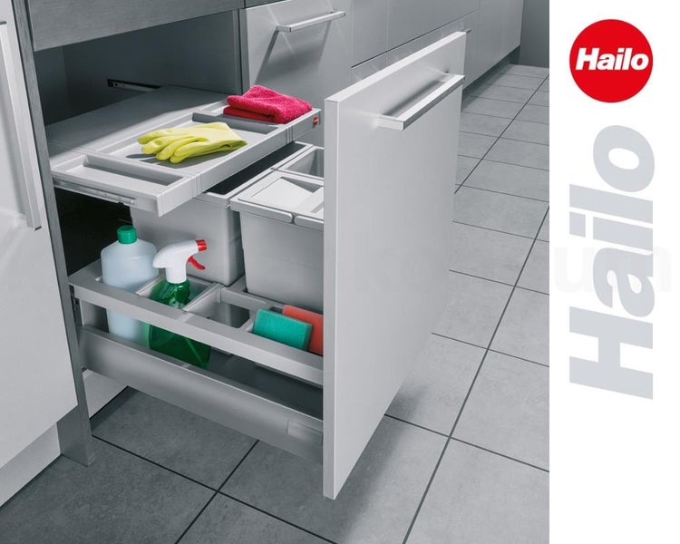 Hailo ausziehbares Mülltrennsystem im Küchenschrank mit mehreren Behältern und Stauraum für Reinigungszubehör. Hailo Logo.