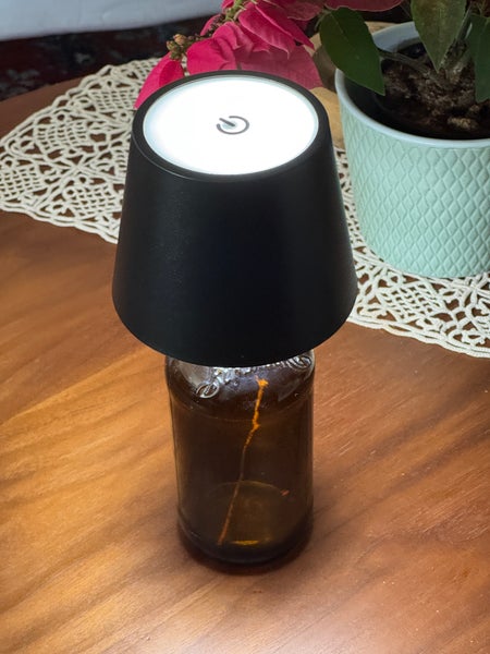 LED Lampe Tischlampe und Flaschenlampe, Farbe Schwarz, kabellos, dimmbar, aufladbar USB, zum Aufstecken auf Flaschen für zu Hause, Restaurants, Hotels, Bars