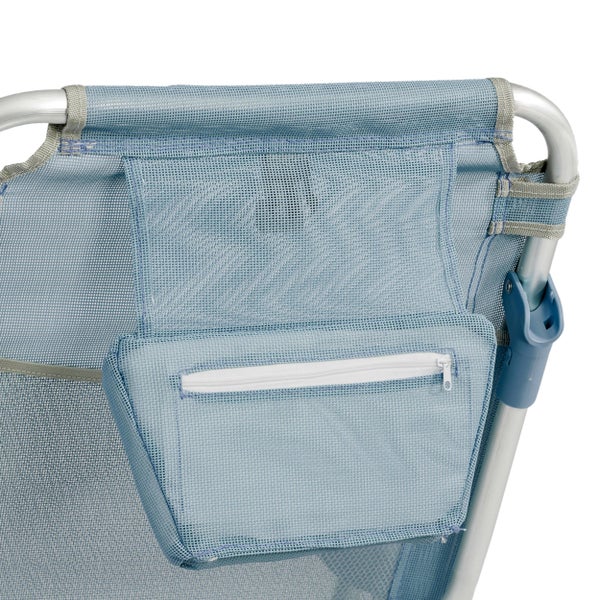 Rückenlehne einer Sonnenliege mit Aufbewahrungstasche aus blauem Netzgewebe und Reißverschlussfach an einem Aluminiumrahmen.