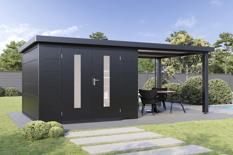 Gerätehaus aus Metall mit moderner Doppeltür mit Lichtausschnitten und integriertem Terrassendach im Garten
