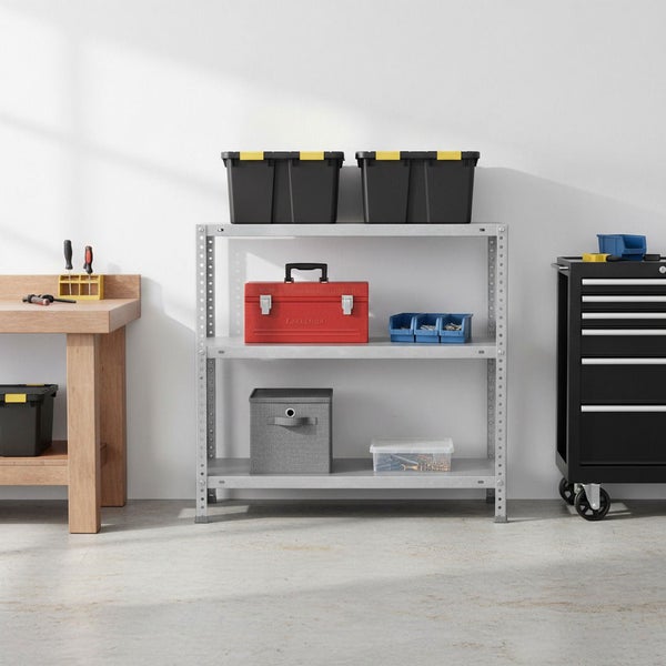 Aufgeräumte Werkstatt mit Metallregal, Holzwerkbank und Werkstattwagen. Verschiedene Werkzeugkoffer und Kunststoffboxen zur Organisation.