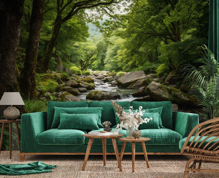 Wohnzimmer mit Fototapete eines Waldbachs, Sofa und Tisch