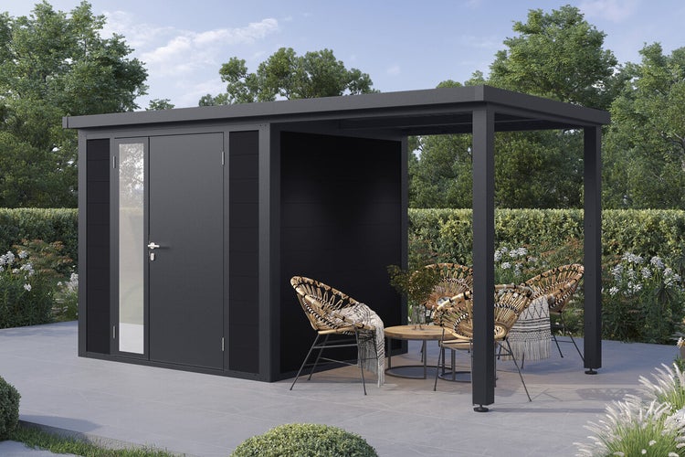 Modernes Gartenhaus mit integriertem Terrassendach und Loungemöbeln auf einer Terrasse im Garten.