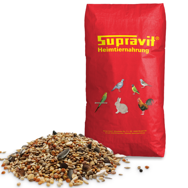 Futtermischung für Haustiere vor einem roten Futtersack der Marke Supravit