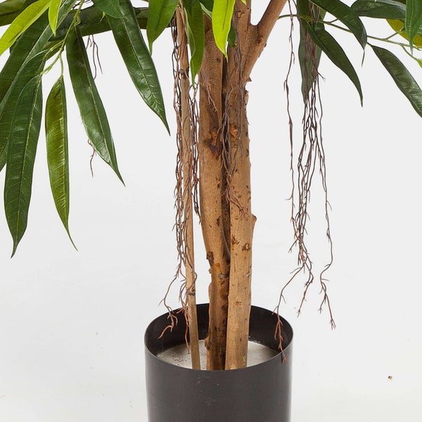 Nahaufnahme einer Kunstpflanze mit strukturiertem Stamm, langen grünen Blättern und herabhängenden Luftwurzeln in einem schwarzen Topf.