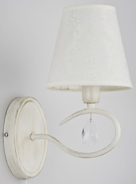 Wandleuchte im Vintage Stil mit Textilschirm und hängendem Kristallanhänger an einem geschwungenen Metallarm.