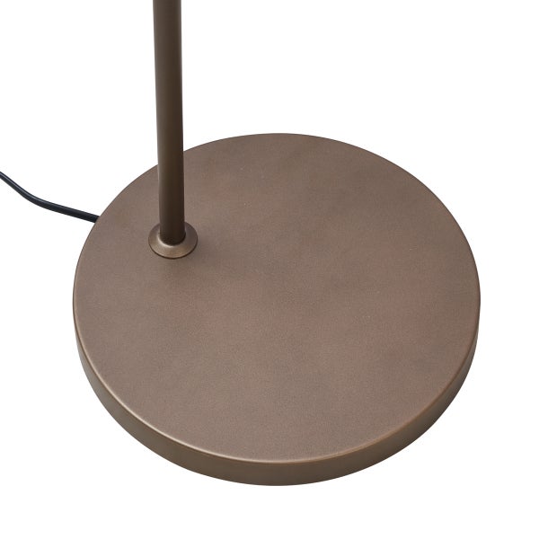 Runder Standfuß einer Stehlampe aus Metall mit Standrohr und Stromkabel.