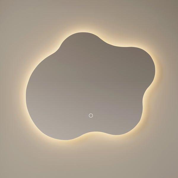 Moderner LED-Badezimmerspiegel in organischer, welliger Form mit Hintergrundbeleuchtung und Touch-Sensor.