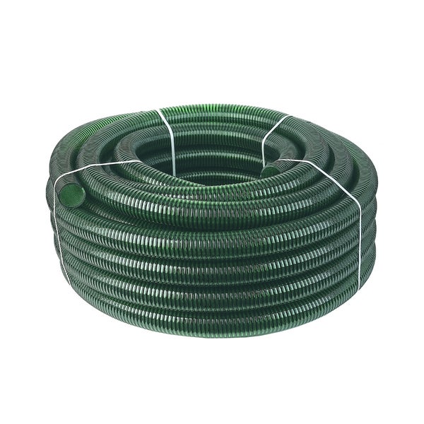 Grüner Spiralschlauch aus Kunststoff für Teich und Garten, aufgerollt.