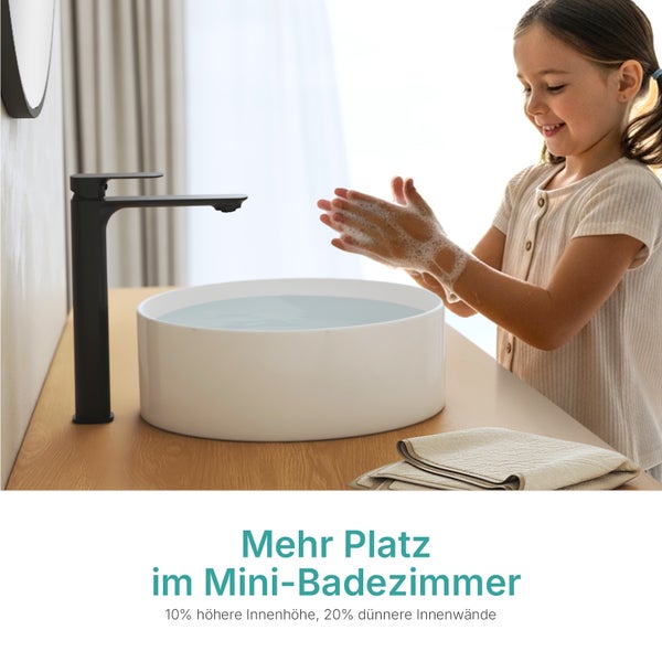 Weißes rundes Aufsatzwaschbecken mit hoher schwarzer Armatur auf einer Holzplatte in einem hellen Badezimmer.