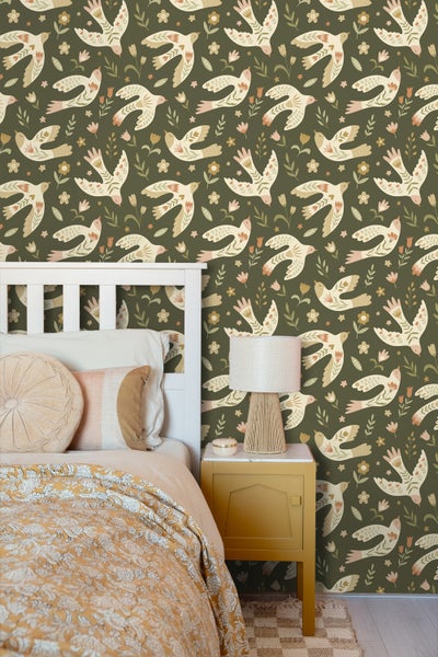 Schlafzimmer mit gemusterter Tapete mit Vogelmotiv