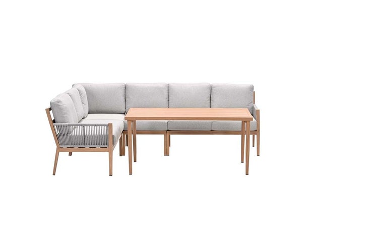 L-förmiges Garten-Lounge-Set aus Holz mit grauen Kissen, Seilbespannung an den Armlehnen und passendem rechteckigem Esstisch aus Holz.