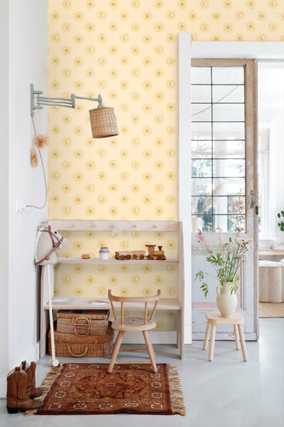 Kinderzimmer mit Tapete mit Sonne und Mond Muster, Regal und Holzspielzeug