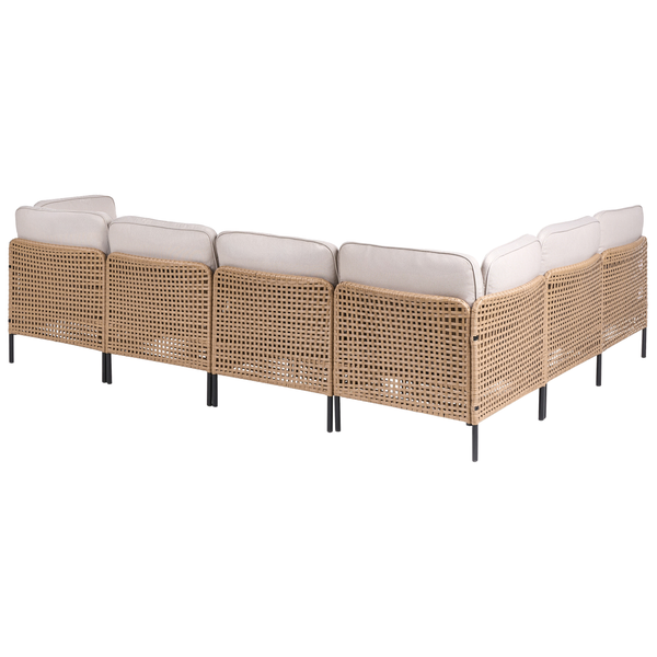 Rückansicht eines modularen Lounge-Sofas aus braunem Geflecht mit beigen Polstern für den Außenbereich.
