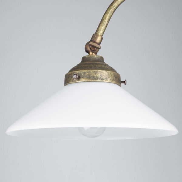 Hängelampe mit weißem Glasschirm und Metallaufhängung