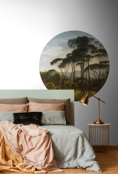 Schlafzimmer mit Wandtattoo im Naturmotiv, Bett und Tischlampe