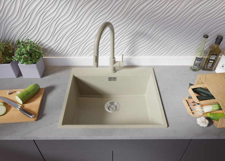 Küchenszene mit Spüle, Armatur und Lebensmitteln auf einer Arbeitsplatte