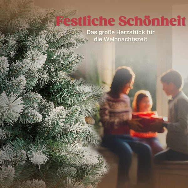 Schneebedeckter künstlicher Weihnachtsbaum im Fokus vor einer unscharf abgebildeten Familie in festlicher Atmosphäre.