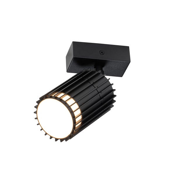 Schwarzer Deckenstrahler oder Wandspot aus Metall mit geripptem Gehäuse und rechteckiger Halterung, LED Licht eingeschaltet.