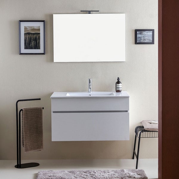 Modernes Badezimmer mit hängendem Waschtisch, Spiegel, Handtuchhalter und Dekoration an der Wand.