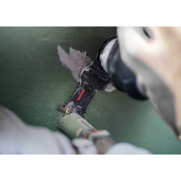 Multifunktionswerkzeug im Einsatz zum Schneiden eines Rohres