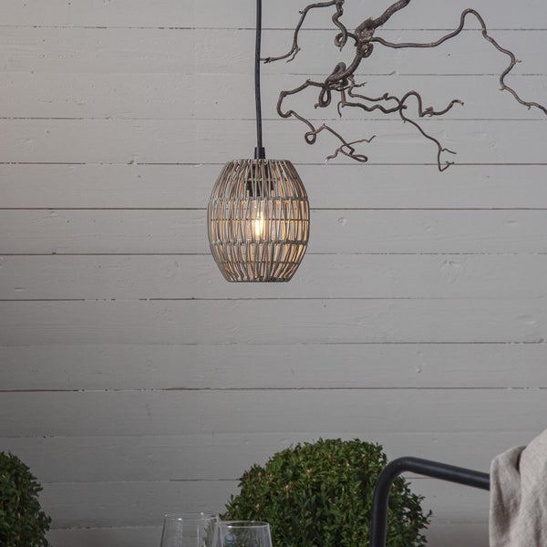 Geflochtene Pendelleuchte im Interieur