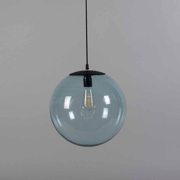 Pendelleuchte mit kugelförmigem Glasschirm und sichtbarem Leuchtmittel