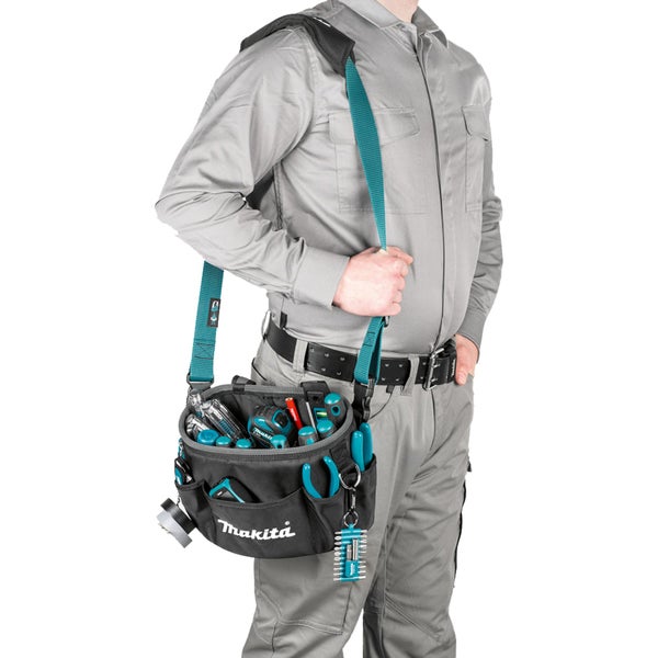 Makita Werkzeugtasche mit Schultergurt, getragen von einer Person und gefüllt mit Handwerkzeugen wie Zangen und Maßband. Makita Logo.