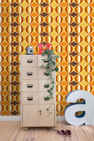 Dekorative Inneneinrichtung mit gemusterten Tapeten, Aktenschrank, Zimmerpflanze und dekorativen Objekten