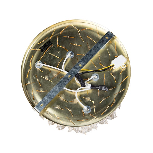 Unterseite einer runden Deckenleuchte aus Metall mit Verkabelung und Befestigungsmaterial