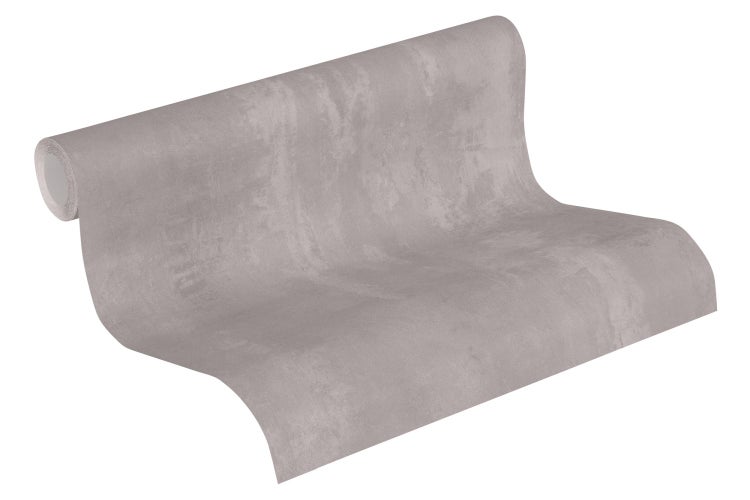 Wohnzimmer mit Esstisch, Stühlen und Kommode vor floraler Wandtapete