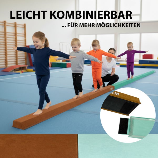 Kinder balancieren auf kombinierbaren Schaumstoff-Schwebebalken in einer Turnhalle, Detailansicht der Klettverbindung für mehr Möglichkeiten.