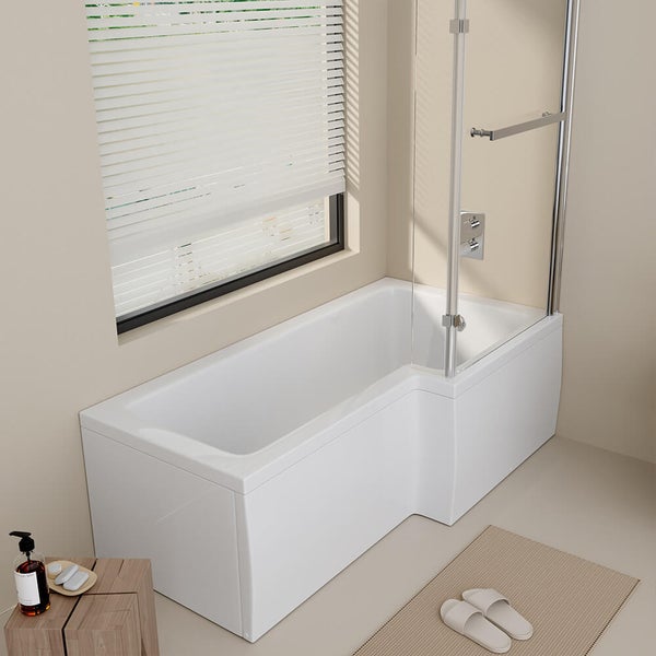 L-förmige Badewanne mit Duschabtrennung aus Glas in einem modernen Badezimmer mit Fenster und Jalousien.
