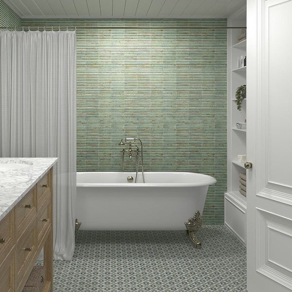 Badezimmer mit freistehender Badewanne, Duschvorhang, Waschbecken mit Marmorplatte und Wandfliesen mit horizontaler Struktur.