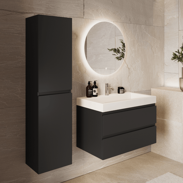 Modernes Badmöbel-Set mit dunklem Hochschrank, Waschtischunterschrank mit zwei Schubladen, weißem Waschbecken und rundem Spiegel mit Beleuchtung.