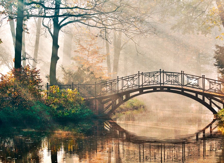Wandbild auf Leinwand mit einer dekorativen Brücke über Wasser in einem nebligen Wald mit Bäumen.