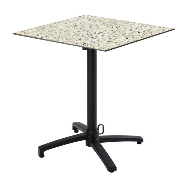 Quadratischer Bistrotisch mit Tischplatte in Terrazzo-Optik und schwarzem Metallgestell.