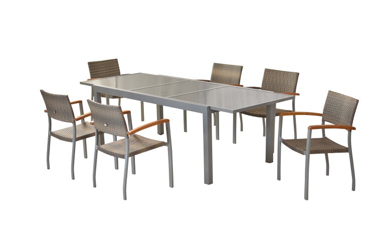 Siebenteiliges Gartenmöbel-Set bestehend aus einem rechteckigen Tisch mit Glasplatte und sechs Flechtstühlen mit Holzarmlehnen.